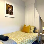 Massive 4 Bedroom Duplex Apartment - Sleeps Up To 10 People - Free Parking - 5 Minutes To The Best Beach! - Great Location - Fast Wifi - Smart Tv - Newly Decorated - Sleeps Up To 10! Close To Bournemouth & Poole Town Centre & Sandbanks