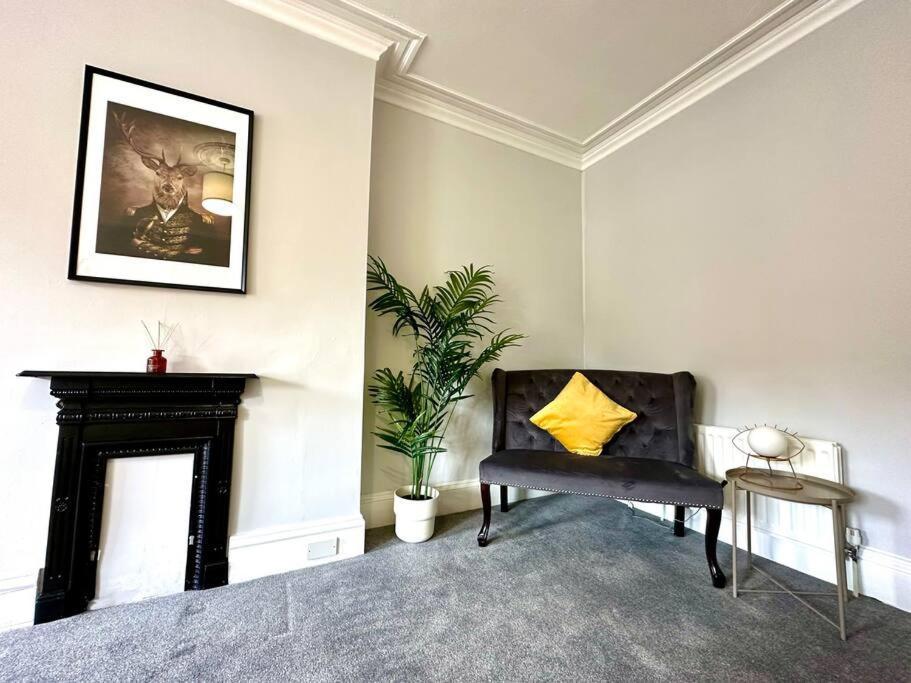 Coastal Comfort Duplex: Spacious 4-bedroom Near *