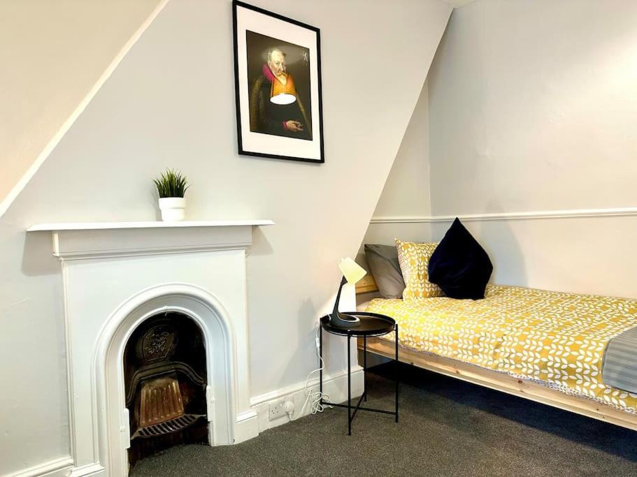 Coastal Comfort Duplex: Spacious 4-bedroom Near