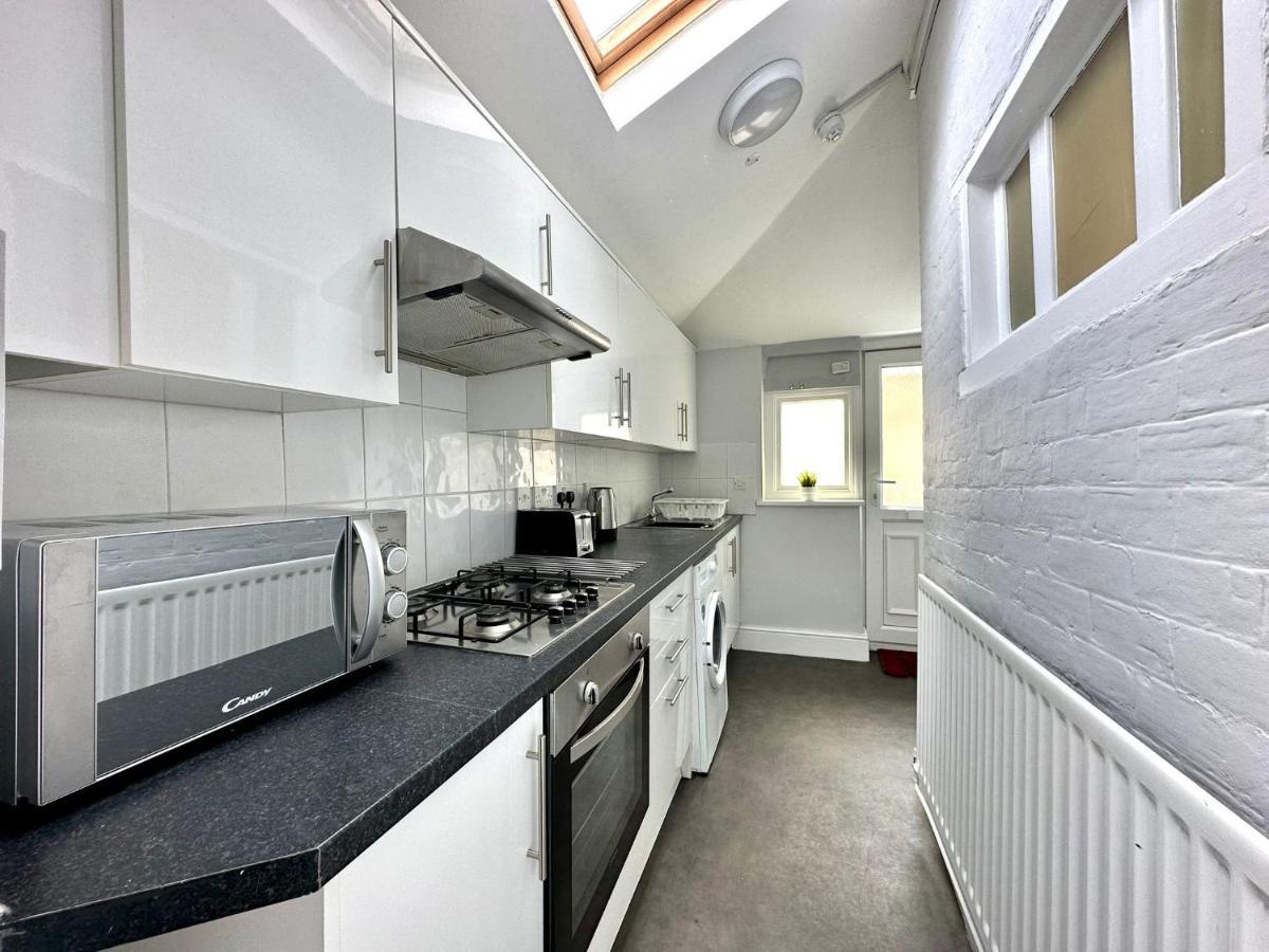 Coastal Comfort Duplex: Spacious 4-bedroom Near Apartment Bournemouth